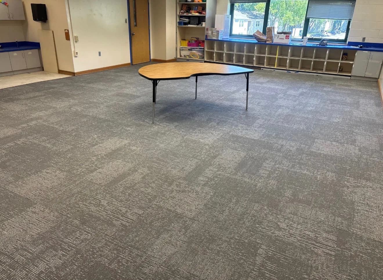 Classroom at a Virginia school with CCT Seaside & Surf carpet tile in Mavericks and a kidney-shaped activity table